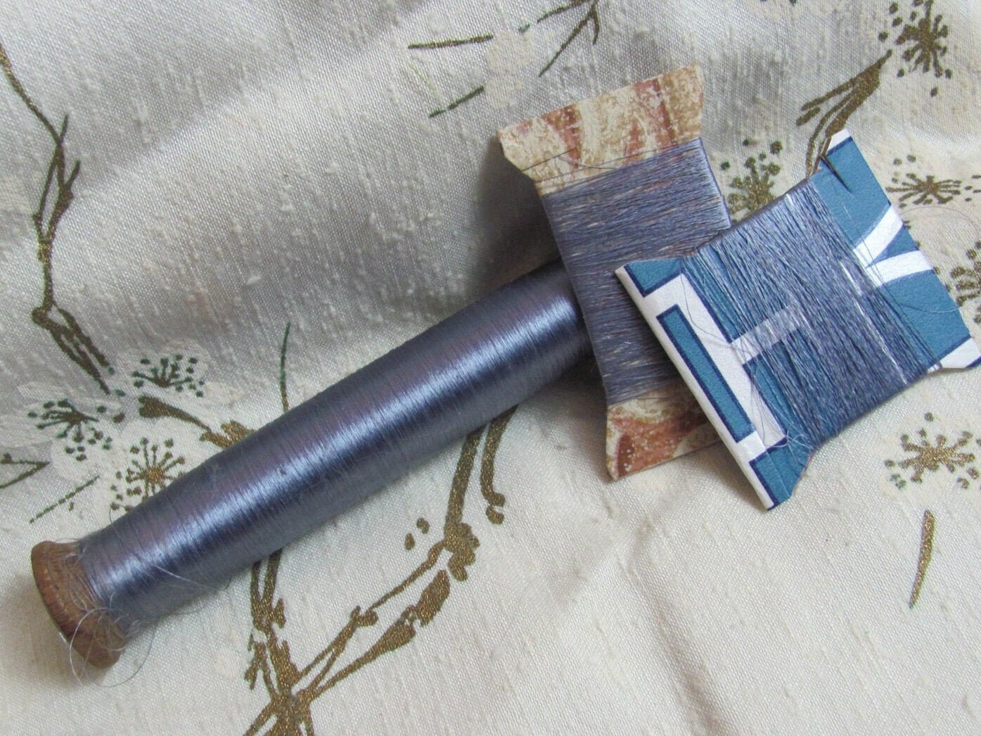 100% シルク糸 // アンティーク 19 世紀初頭のフランス刺繍フロス 細糸