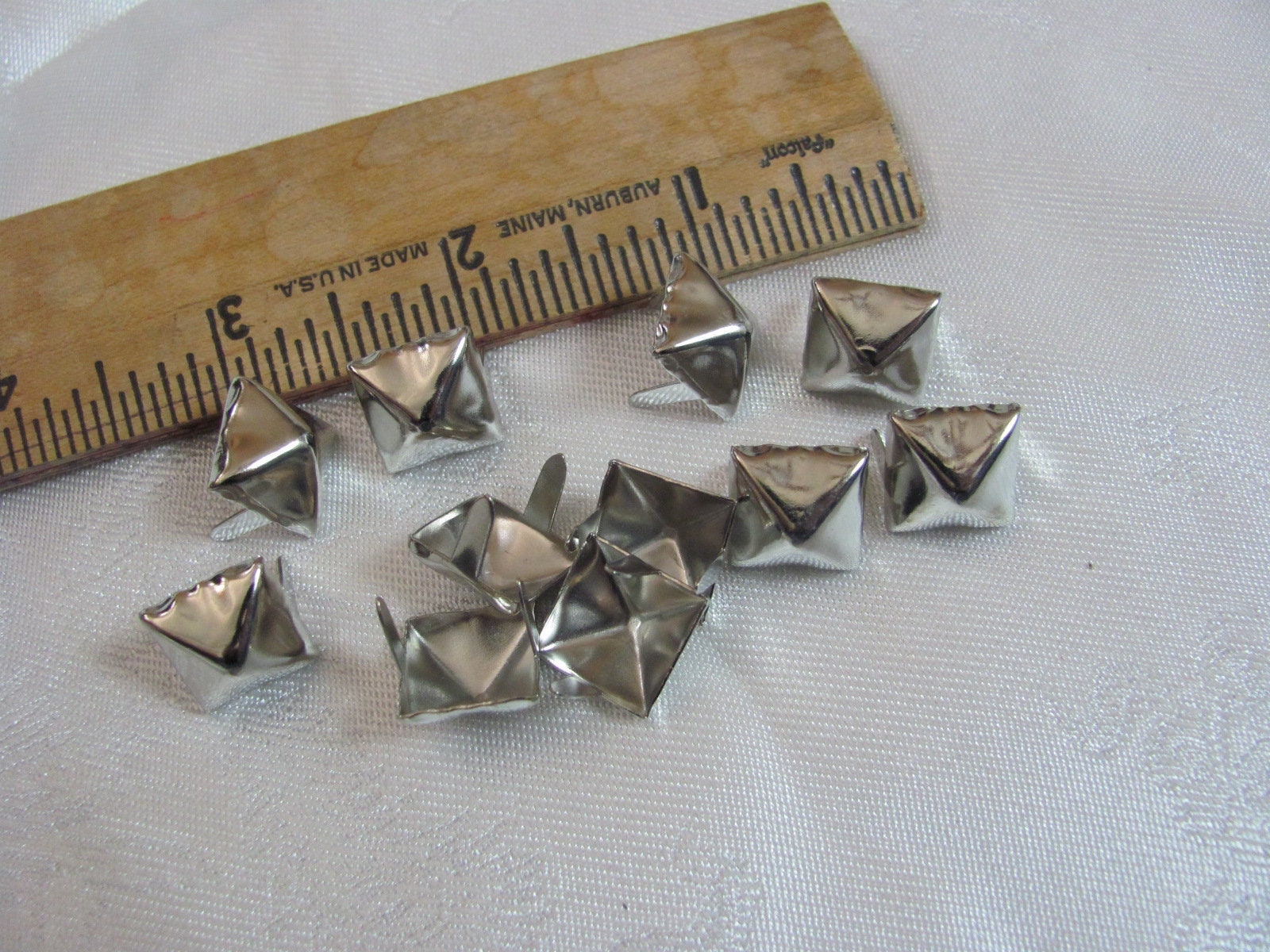 Quadrat Pyramide Kuppel Silber Metall Ohrstecker Nieten Nailheads Leder Arbeit 2 Krallen Zinken Biker Punk 13mm