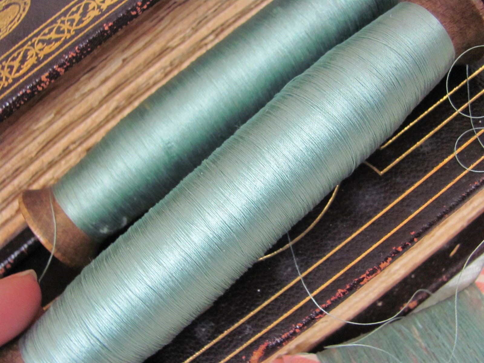 100% シルク糸 // アンティーク 19 世紀初頭のフランス刺繍フロス 細糸