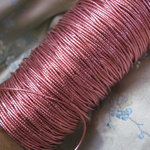 Gewikkeld garen Rondom koorddraad String Rat Tail Garen Gehaakt Naaien Borduurwerk Sieraden Vintage //Metallic Pink //10 Yards of meer