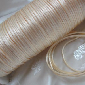 Pale Peach Gelb Satin Rat Tail Cord Beilaufband Zierleiste 2-3 mm - 10 Meter - viele weitere Farben in meinem Shop erhältlich!!