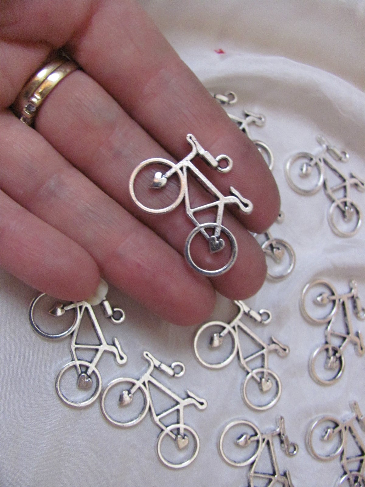 自転車チャーム シルバートーン 10個 14 mm - 他にも多数あります