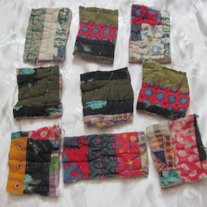 K&ouml;nnte beinhalten: Neun Stoffquadrate, jedes aus verschiedenen bunten Patchwork-Stoffen mit einer Vielzahl von Mustern und Texturen. Die Quadrate sind alle ungef&auml;hr gleich gro&szlig; und in einem Raster angeordnet.