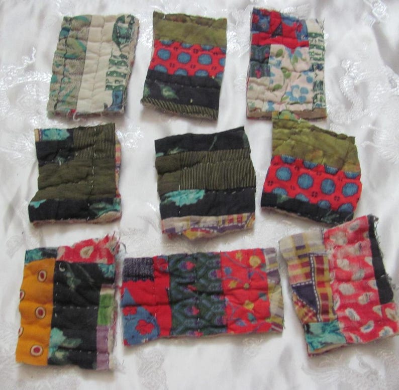 K&ouml;nnte beinhalten: Neun Stoffquadrate, jedes aus verschiedenen bunten Patchwork-Stoffen mit einer Vielzahl von Mustern und Texturen. Die Quadrate sind alle ungef&auml;hr gleich gro&szlig; und in einem Raster angeordnet.
