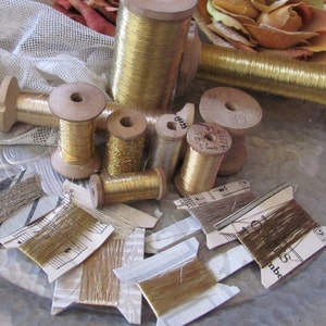 Peut inclure: Plusieurs bobines en bois et petites cartes avec du fil métallique doré. Les bobines sont de tailles variées. Certaines cartes présentent des notes de musique. Les fils brillent et reflètent la lumière, parfaits pour les travaux manuels.