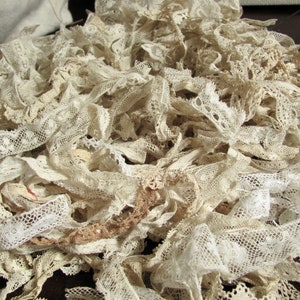 Lote de delicadas piezas de encaje francés antiguo variado: 10, 15, 20 y 25, todas diferentes. Paquete de retazos de diario mixto Slow Stitch