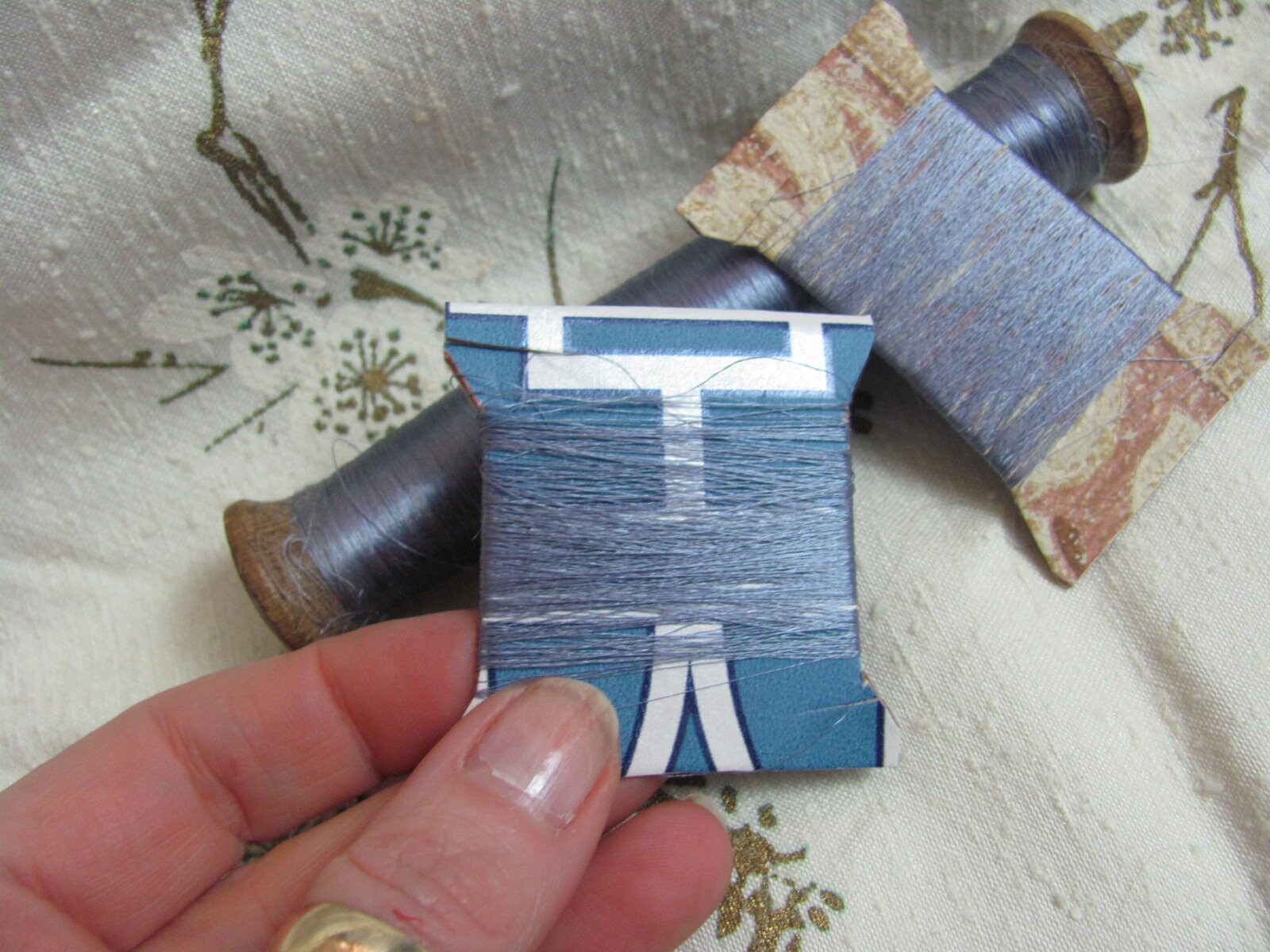 100% シルク糸 // アンティーク 19 世紀初頭のフランス刺繍フロス 細糸