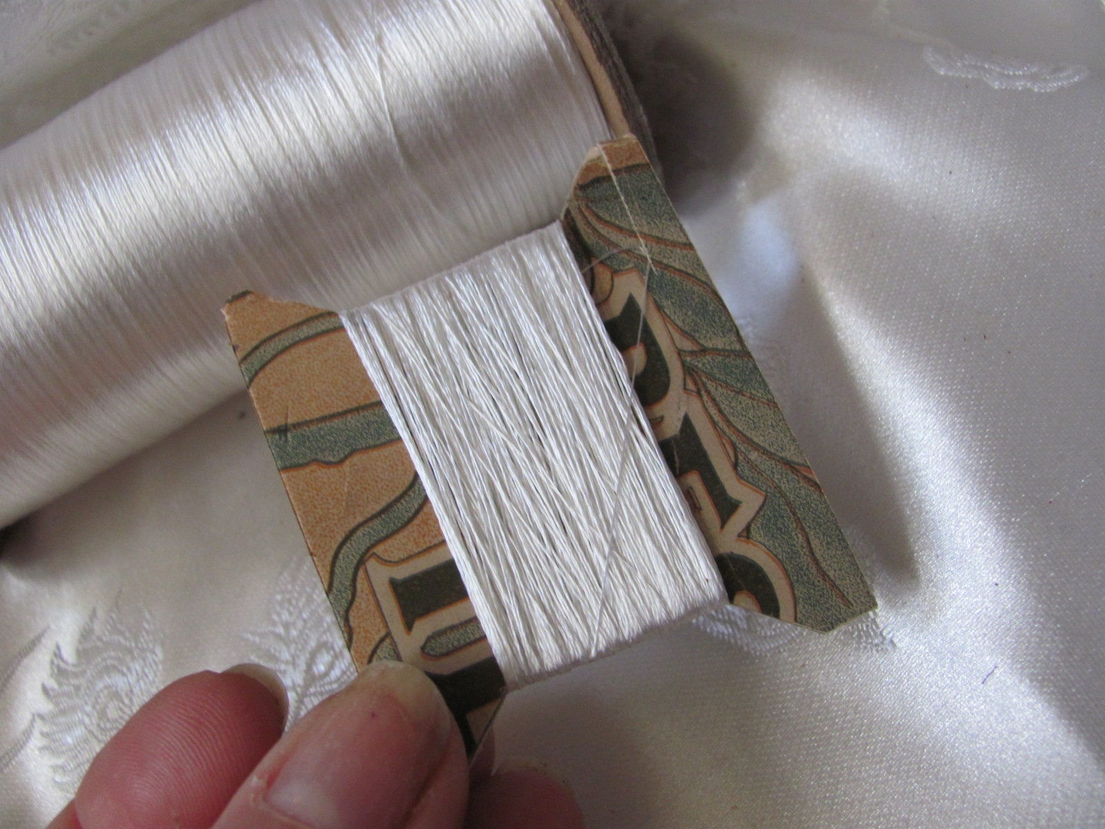 Filo da ricamo Madeira, #40 Rayon. Bobina da 1100 yd. - Italia