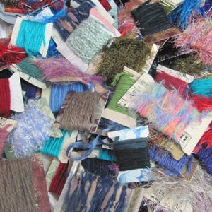 Pacchetti di nastri di fibre di filato, 3 iarde ciascuno, bobina // QUANTITÀ A SCELTA, campionatore, colori casuali, sacchetto regalo, novità, ritagli di filato di qualità superiore