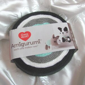 Amigurumi // Kit de motifs de fils de marque coeur rouge - 3,5 oz 100 g // Personnage au crochet // Motif #9125 Bouledogue français - Beaucoup d'autres au choix