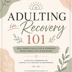 Könnte beinhalten: Ein Arbeitsbuch-Cover mit dem Titel Adulting in Recovery 101 und dem Untertitel Real-world skills for a stronger, more stable life in recovery. Das Design zeigt salbeigrüne und pfirsichfarbene abstrakte Formen, Blattmotive und ein Herz-Sonnensymbol.