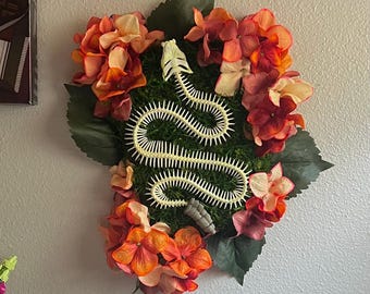 Serpente luminoso con fiori