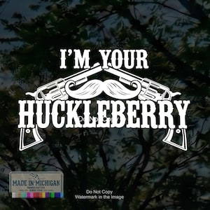Puede incluir: Una calcomanía de vinilo blanca con el texto I'M YOUR HUCKLEBERRY en una fuente serif negrita. El diseño incluye dos revólveres cruzados detrás de un gráfico de bigote estilizado. Una pequeña etiqueta rectangular abajo dice MADE IN MICHIGAN.
