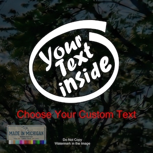 Può includere: Un adesivo in vinile bianco di forma circolare con il testo Your Text inside in un carattere grassetto e arrotondato. Sotto il cerchio, è visualizzato il testo rosso Choose Your Custom Text. Un'etichetta rettangolare riporta MADE IN MICHIGAN.