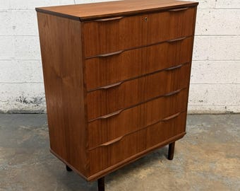 Vintage Walnut Chest of Drawers by Owosso Manufacturing 5 Drawers