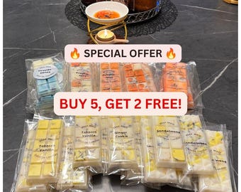 Puede incluir: Una colección de barras de cera aromática rectangulares en envases de plástico transparente, con varios colores y etiquetas que incluyen Tobacco Vanilla, Ginger Cookie y Sandalwood. Un quemador de cera con una vela encendida al fondo.