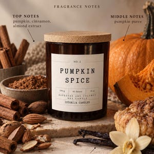 Pode incluir: Uma vela de cera de colza e coco num frasco de vidro âmbar com tampa de cortiça. O rótulo branco diz PUMPKIN SPICE, NO. 2, 190 g, 40 horas, 8 oz, ISTORIJA CANDLES. Estão listadas notas de fragrância como abóbora, canela, amêndoa e baunilha.