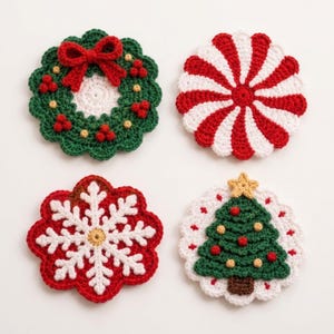 Puede incluir: Cuatro posavasos de ganchillo con diseños navideños: una corona verde con lazo y bayas rojas, un remolino de menta rojo y blanco, un copo de nieve blanco sobre fondo rojo y un árbol de Navidad verde con adornos sobre una base blanca.
