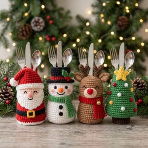 Puede incluir: Cuatro soportes para cubiertos de ganchillo con forma de Papá Noel, un muñeco de nieve con sombrero negro, un reno marrón con bufanda roja y un árbol de Navidad verde con una estrella amarilla. Cada soporte contiene un tenedor, cuchillo y cuchara.