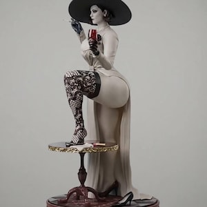 Puede incluir: Una figura femenina de piel pálida con un sombrero negro de ala ancha, un vestido largo de color crema y medias de red negras. La figura sostiene un cigarrillo y una copa con líquido rojo, apoyando un pie sobre una pequeña mesa redonda con borde dorado.