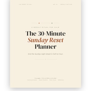 Peut inclure: Une couverture de planificateur couleur crème avec le titre The 30-Minute Sunday Reset Planner en texte noir et terre cuite. Elle inclut le sous-titre A Weekly Ritual for Calm, la phrase End the Sunday-night dread in half an hour et des détails.