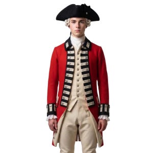Op de afbeelding: Een rode militaire jas met zwarte revers, zilveren knopen en witte biezen, gedragen over een crèmekleurig vest en broek met een wit overhemd met ruches. Een zwarte driekante hoed met een wit accent op een witte gepoederde pruik.
