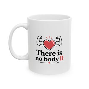 Puede incluir: Una taza de cerámica blanca con un gráfico de un corazón rojo con brazos musculosos flexionados. Debajo del corazón, el texto negro dice "There is no body B" con un pequeño corazón rojo centrado debajo del texto en una línea horizontal.