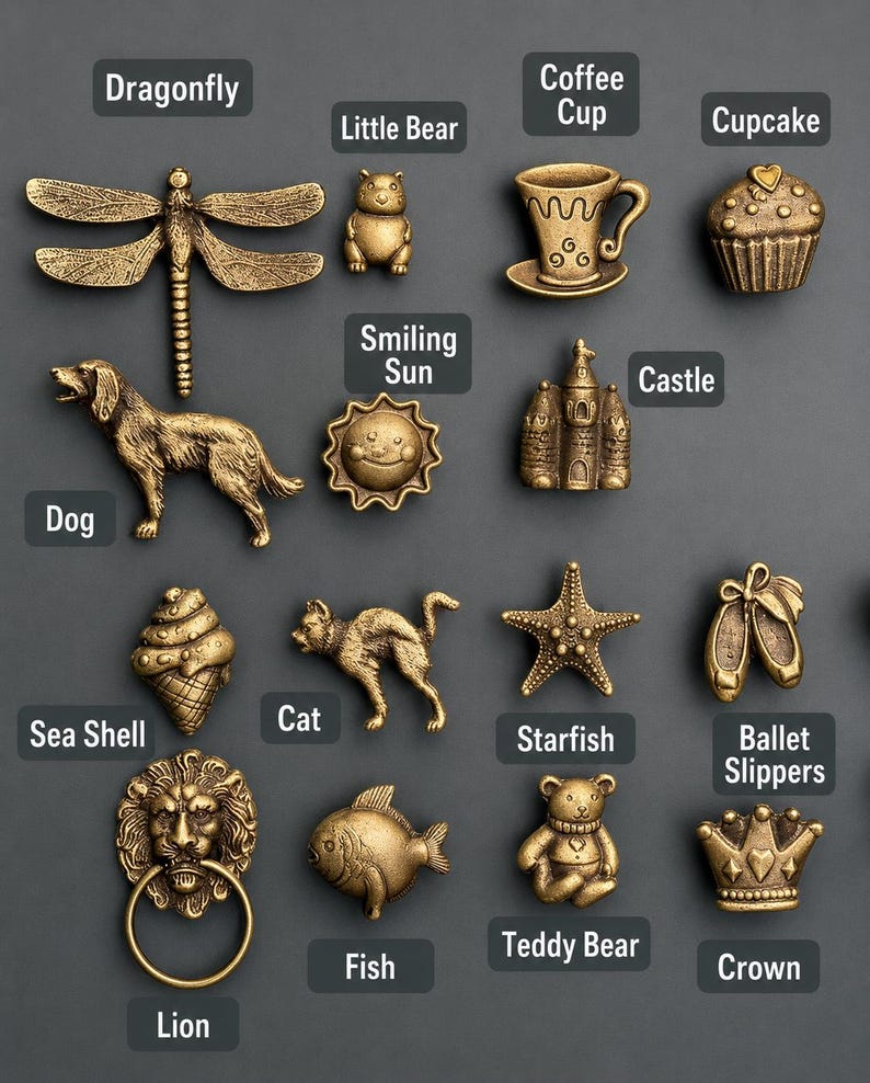 Pu&ograve; includere: Una collezione di pomelli decorativi in metallo color ottone antico con varie forme, tra cui una libellula, un cane, una conchiglia, una testa di leone con anello, un orsetto, un sole sorridente, un gatto, un pesce, una tazzina da caff&egrave;, un castello, una stella marina, un orsacchiotto, un cupcake, scarpette da danza e una corona.