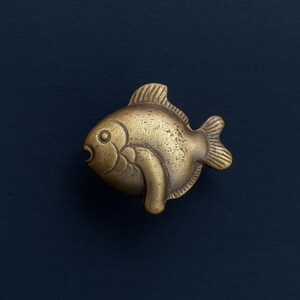 Pomelli decorativi in ottone massiccio / Maniglie per cassetti a forma di libellula, orso, cupcake, castello, pesce e corona immagine 4