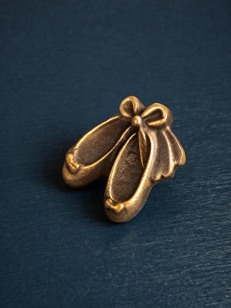 Pomelli decorativi in ottone massiccio / Maniglie per cassetti a forma di libellula, orso, cupcake, castello, pesce e corona immagine 8