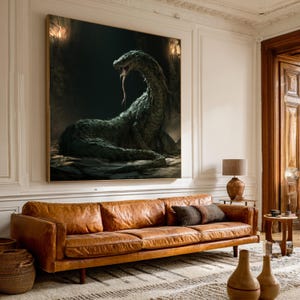 Peut inclure: Une grande impression d'art mural rectangulaire représentant un serpent vert texturé et sombre, la gueule ouverte avec une langue visible, sur un fond caverneux et ombragé avec de faibles sources de lumière dans les coins supérieurs.