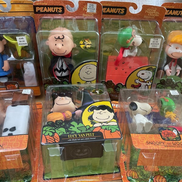 Vintage It’s The Great Pumpkin Charlie Brown Figures