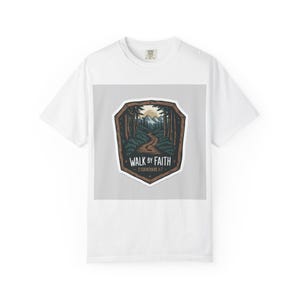 Diseño de camiseta con parche del bosque "Caminando por la fe" / insignia de sendero de montaña.