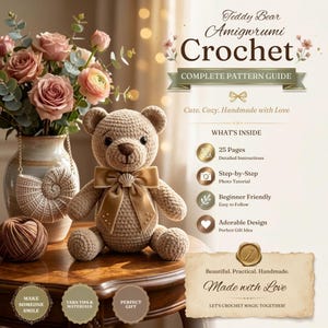 Könnte beinhalten: Ein gehäkelter Teddybär mit beigem Garnkörper und einer goldenen Schleife um den Hals, der neben einer Vase mit rosa Rosen sitzt. Das Bild enthält Text: Teddy Bear Amigurumi Crochet Complete Pattern Guide, What's Inside, 25 Pages, Made with Love.