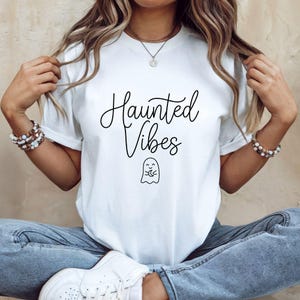 achshund Beach Cowboy Gömleği, Summer Vibes Köpek Tişört, Rahat Fit Konfor RenklerHaunted Vibes Tee | Ghost Script Design, Halloween Shirt