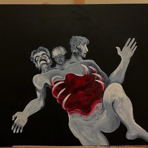 Puede incluir: Una pintura sobre fondo negro que muestra tres figuras de tonos gris pálido fusionadas. La figura central tiene una gran caja torácica de color rojo intenso expuesta con estructuras óseas visibles, mientras las figuras están en movimiento.