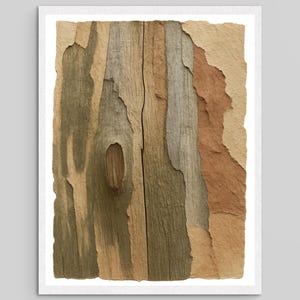 Peut inclure: Une impression d'art mural rectangulaire présentant une composition verticale d'écorce d'arbre texturée et superposée dans des tons de beige, brun, gris et ocre. La surface montre des couches organiques qui s'écaillent, un nœud central.