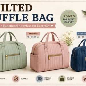 Può includere: Tre borsoni trapuntati in verde salvia, rosa antico e blu navy, con righe verticali, cerniere color oro e tasche laterali. Le borse sono etichettate come Large (23 x 13 x 31 cm), Medium (18 x 18 x 30 cm) e Large Plus (20 x 20 x 33 cm).