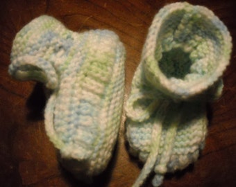 3 to 6 month - Stay-on Blue, Green, White Baby Booties - Hand Knit