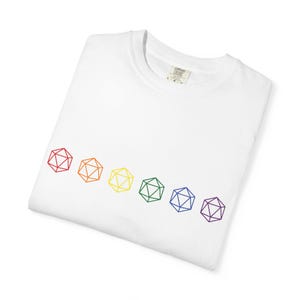 Regenboog Pride D20 Dice Row T-shirt | RPG Tabletop Gaming DnD Dice Pride Tee