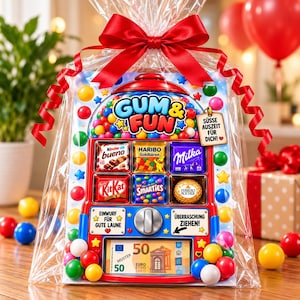 Könnte beinhalten: Ein Geschenkset in Form eines Kaugummiautomaten mit roter Schleife, gefüllt mit Kinder Bueno, Haribo, Milka, KitKat, Smarties und Ferrero Rocher. Das Design zeigt den Text GUM & FUN, EINWURF FÜR GUTE LAUNE und einen 50-Euro-Musterschein.