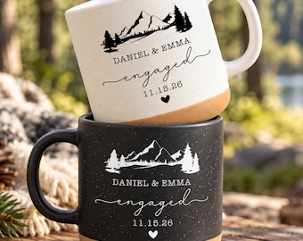 Tazza di fidanzamento personalizzata, tazza in ceramica con nomi personalizzati della coppia, regalo di fidanzamento a tema avventura in montagna, regalo di Natale per fidanzato/a