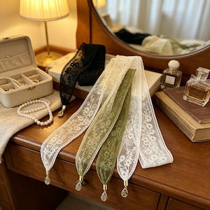 Nastro per capelli floreale in pizzo, fascia per capelli con delicato foulard e cristalli, accessorio per capelli vintage a forma di fiocco per donna, regalo per capelli da sposa immagine 2
