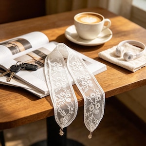 Nastro per capelli floreale in pizzo, fascia per capelli con delicato foulard e cristalli, accessorio per capelli vintage a forma di fiocco per donna, regalo per capelli da sposa white