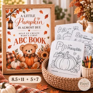 Peut inclure: Une affiche encadrée avec le texte A LITTLE PUMPKIN IS ALMOST DUE HELP US CREATE BABY'S FIRST ABC BOOK illustrée d'un ours en peluche et de feuilles d'automne. À côté, un panier contient des pages à colorier avec des lettres et des citrouilles.