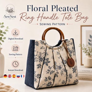 Pode incluir: Um molde de costura para bolsa tote intitulado Floral Pleated Ring Handle Tote Bag da SewNest. A bolsa apresenta um tecido creme com estampa floral azul escuro, painéis laterais azul escuro e duas alças circulares de madeira marrom com uma etiqueta de couro.