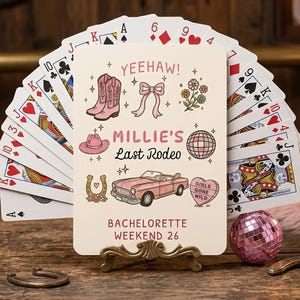 Jeu de cartes personnalisé pour enterrement de vie de jeune fille sur le thème des cow-girls, jeu de poker avec les noms des cow-boys et des cow-boys, jeu rose disco, cadeau idéal pour un week-end de fête prénuptiale.
