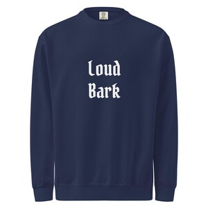 Könnte beinhalten: Ein marineblaues Sweatshirt mit Rundhalsausschnitt und dem weißen Schriftzug Loud Bark, der in einer fetten, gotischen Schriftart mittig auf der Brust gedruckt ist. Das Kleidungsstück hat lange Ärmel, einen gerippten Kragen und eine Passform.