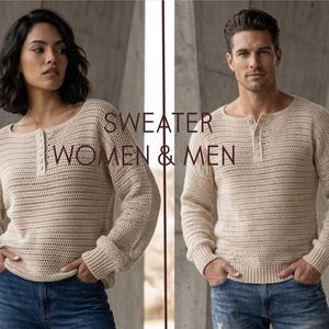 Peut inclure: Un pull beige à manches longues avec une encolure henley boutonnée et un motif en tricot texturé. Le pull présente des poignets et un ourlet côtelés. Le texte SWEATER WOMEN & MEN est centré entre deux personnes portant le vêtement.