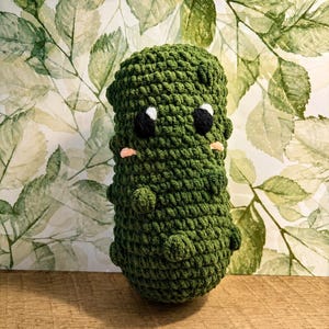 Virkad Pickle Friend – Handgjord polyesterplyschleksak, fånig kontorsinredning